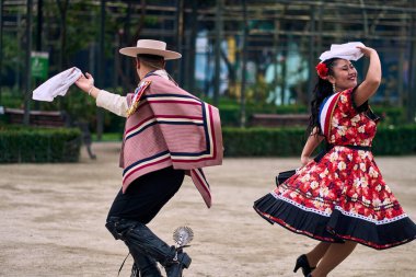 Şilili genç dansçılar çok neşeli, karizmatik ve romantik bir şekilde Şili ulusal dansı yapıyorlar. Şili Bağımsızlık Günü        