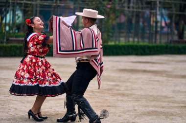 Şilili genç dansçılar çok neşeli, karizmatik ve romantik bir şekilde Şili ulusal dansı yapıyorlar. Şili Bağımsızlık Günü        