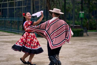 Şilili genç dansçılar çok neşeli, karizmatik ve romantik bir şekilde Şili ulusal dansı yapıyorlar. Şili Bağımsızlık Günü        