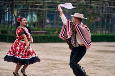 Şilili genç dansçılar çok neşeli, karizmatik ve romantik bir şekilde Şili ulusal dansı yapıyorlar. Şili Bağımsızlık Günü        