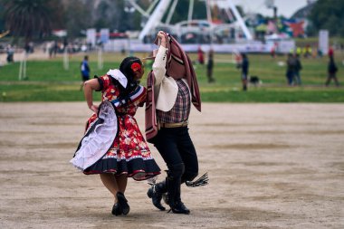 Şilili genç dansçılar çok neşeli, karizmatik ve romantik bir şekilde Şili ulusal dansı yapıyorlar. Şili Bağımsızlık Günü