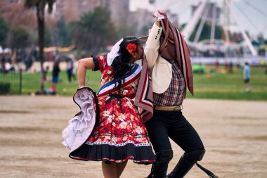 Şilili genç dansçılar çok neşeli, karizmatik ve romantik bir şekilde Şili ulusal dansı yapıyorlar. Şili Bağımsızlık Günü        