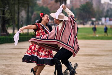 Şilili genç dansçılar çok neşeli, karizmatik ve romantik bir şekilde Şili ulusal dansı yapıyorlar. Şili Bağımsızlık Günü