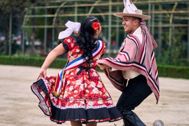Şilili genç dansçılar çok neşeli, karizmatik ve romantik bir şekilde Şili ulusal dansı yapıyorlar. Şili Bağımsızlık Günü