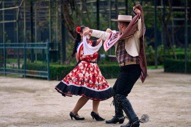 Şilili genç dansçılar çok neşeli, karizmatik ve romantik bir şekilde Şili ulusal dansı yapıyorlar. Şili Bağımsızlık Günü