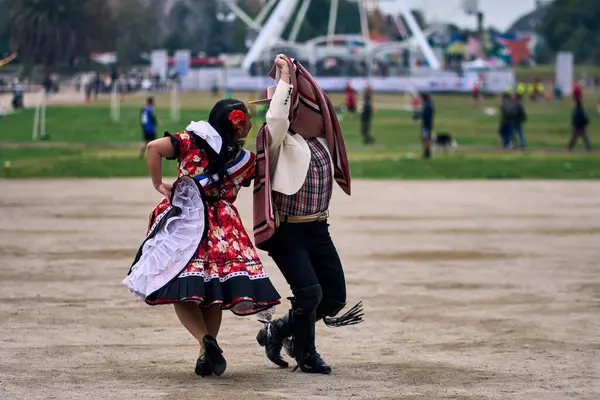 Şilili genç dansçılar çok neşeli, karizmatik ve romantik bir şekilde Şili ulusal dansı yapıyorlar. Şili Bağımsızlık Günü