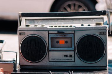 Farklı çağlardan gelen çok renkli antika radyo yayınlarının görüntüsü. Vericiler, renkler, stiller, bağbozumu vs. İyi durumda ve çalışma düzeninde, yenilenmiş ve geri dönüştürülmüş..