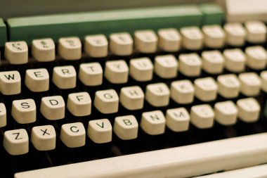 Düğmeleri, harfleri ve işlevleriyle antika bir daktilonun görüntüsü. Çok renkli ve kullanım ve tahsilat için iyi durumda. Geri dönüşüm ve yeniden kullanım.