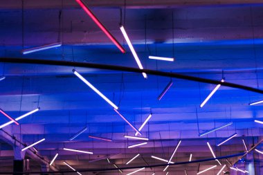 Tavana eklenmiş çok renkli LED ışıklar mekanın alanını ve tavanını aydınlatıyor. Soyut ışıklar