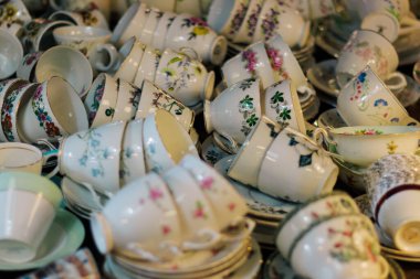 Renkli mutfak ve raflarda antika tabaklar, tabaklar, bardaklar, fincanlar, vs., iyi iç tasarımlar, çok parlak ve lüks.