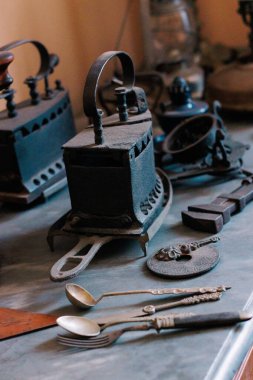 Zaman geçmesine rağmen antika demir levhalar diğer antika ev aksesuarları, antika eski ve geri dönüşümlü aksesuarlarla birlikte iyi durumda..