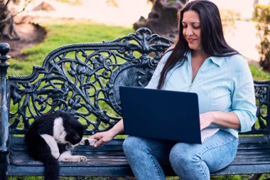 Evinden uzakta, arka bahçesinde dizüstü bilgisayarıyla, kedisinin yanında çalışan güzel bir Latin yönetici ona dokunuyor, neşe, şefkat. Teleçalışma, pazarlama.