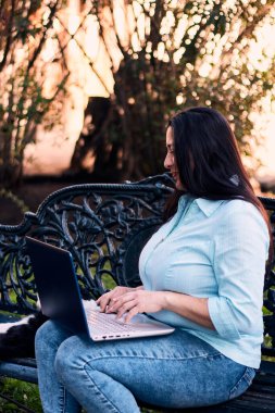Evinden uzakta, arka bahçesinde dizüstü bilgisayarıyla, kedisinin yanında çalışan güzel bir Latin yönetici ona dokunuyor, neşe, şefkat. Teleçalışma, pazarlama.