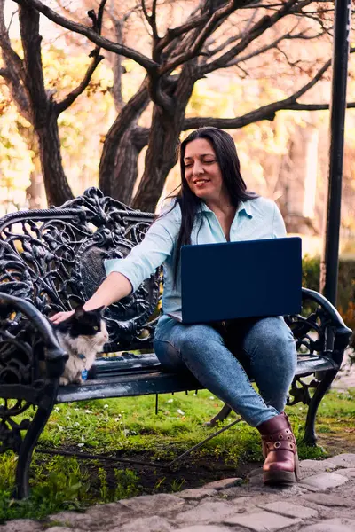 Evinden uzakta, arka bahçesinde dizüstü bilgisayarıyla, kedisinin yanında çalışan güzel bir Latin yönetici ona dokunuyor, neşe, şefkat. Teleçalışma, pazarlama.