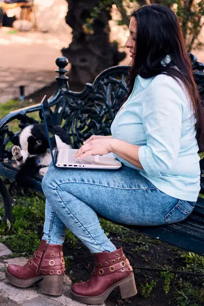 Evinden uzakta, arka bahçesinde dizüstü bilgisayarıyla, kedisinin yanında çalışan güzel bir Latin yönetici ona dokunuyor, neşe, şefkat. Teleçalışma, pazarlama.