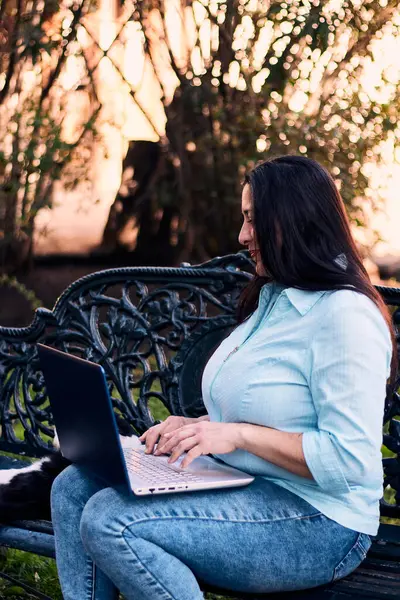 Evinden uzakta, arka bahçesinde dizüstü bilgisayarıyla, kedisinin yanında çalışan güzel bir Latin yönetici ona dokunuyor, neşe, şefkat. Teleçalışma, pazarlama.