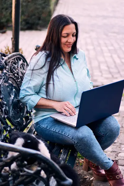 Evinden uzakta, arka bahçesinde dizüstü bilgisayarıyla, kedisinin yanında çalışan güzel bir Latin yönetici ona dokunuyor, neşe, şefkat. Teleçalışma, pazarlama.