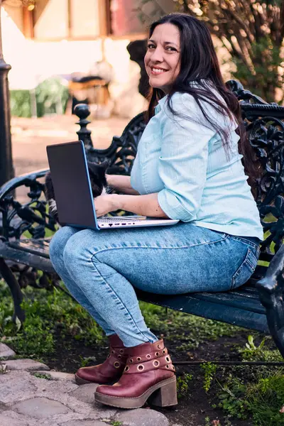Evinden uzakta, arka bahçesinde dizüstü bilgisayarıyla, kedisinin yanında çalışan güzel bir Latin yönetici ona dokunuyor, neşe, şefkat. Teleçalışma, pazarlama.