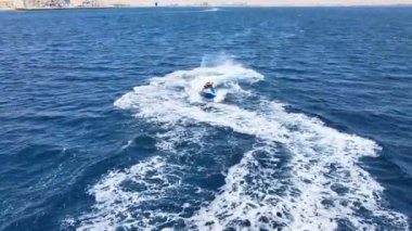 Eilat, İsrail - 27 Eylül 2022, yaz tatilinde jet ski. Suda boş zaman. Yaz günü aktif istirahat. Jet ski ve su sıçratma. Yüksek kalite 4k görüntü