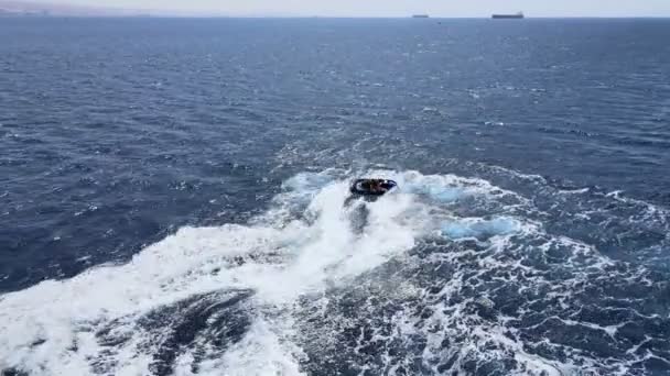クリスタルクリアターコイズブルーの水の上にフルスピードで行く水スクーターの空中ビュー 夏の休暇を楽しむアイラの水上船で イスラエルでの活動 高品質4K映像 — ストック動画
