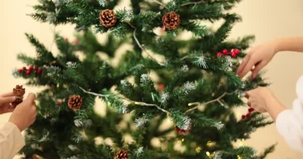 Primer Plano Retrato Madre Hija Caucásicas Decorando Árbol Navidad Decoraciones — Vídeos de Stock