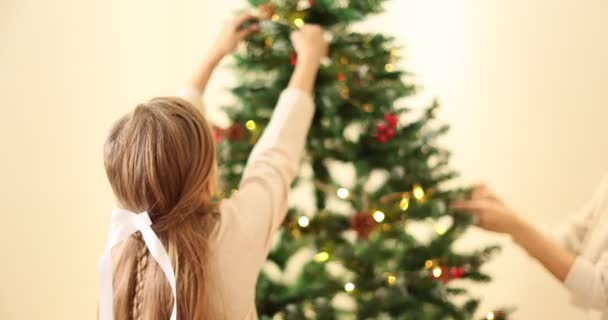 Primer Plano Retrato Madre Hija Caucásicas Decorando Árbol Navidad Decoraciones — Vídeo de stock