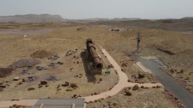 Mitzpe Ramon, İsrail - 8 Mart 2023: Eski bir taş ocağının görüntüsü, İsrail 'in güneyindeki Negev Çölü, Makhtesh Ramon Krateri' nde ulusal bir parka dönüştü. Yüksek kalite 4k görüntü
