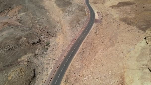 Carro Dirigindo Uma Estrada Deserto Negev Perto Mitzpe Ramon Israel — Vídeo de Stock