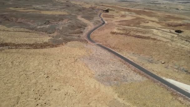 Coche Conduciendo Una Carretera Desierto Del Negev Cerca Mitzpe Ramón — Vídeo de stock