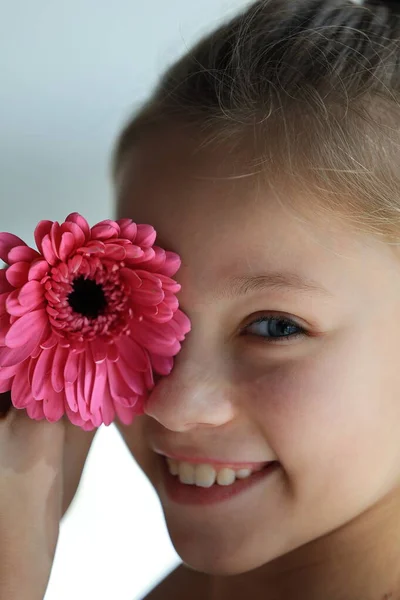 Retrato Uma Menina Com Flor Foto Alta Qualidade — Fotografia de Stock