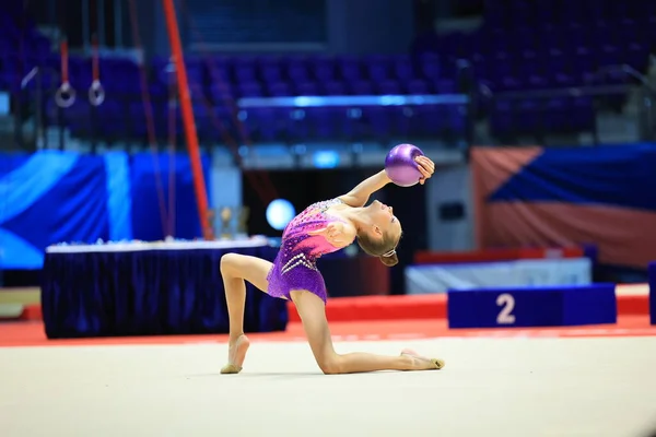 Flicka Gymnast Utför Övning Med Boll Högkvalitativt Foto — Stockfoto
