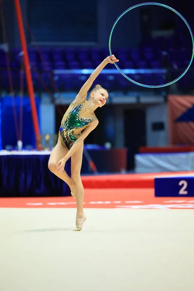 Flicka Gymnast Utför Övning Med Ring Högkvalitativt Foto — Stockfoto