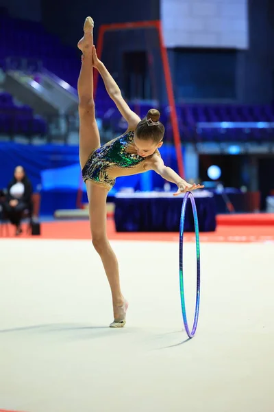 Gymnastique Rythmique Dans Arène Professionnelle Performance Avec Cerceau Devant Public Photo De Stock