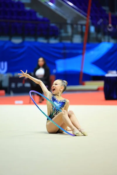 Vacker Flicka Gymnast Utför Med Bågen Stretch Högkvalitativt Foto — Stockfoto