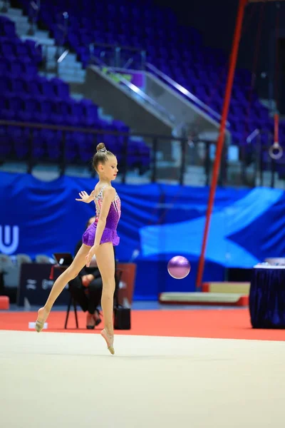Flicka Gymnast Utför Övning Med Boll Högkvalitativt Foto — Stockfoto