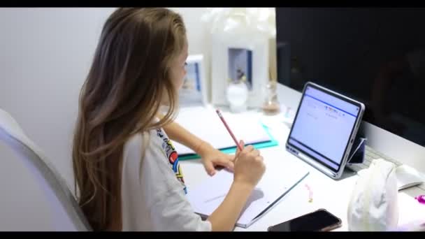 Skupiona Nastolatka Słuchawkach Zanotować Napisać Przygotować Pracę Domową Studiując Odległe — Wideo stockowe