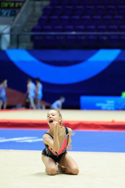 Bir spor müsabakasında potası olan ritmik bir jimnastikçi..