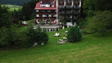 Göz kamaştırıcı dağ manzaralarının, huzurlu yeşil çimenlerin ve en iyi rahatlama deneyimi için rahat dinlenme yerlerinin tadını çıkarın.