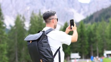 Tecrübeli bir gezgin çarpıcı bir dağ fotoğrafı yakalar, güzelliği ve heyecanı gözler önüne serer.