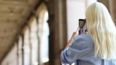 Genç bir kadın, hayranlık uyandıran çarpıcı bir mimari ortamda güzel anılar yakalar.