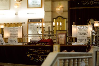 Zarif bir sinagogun içini huzurlu bir şekilde görmek güzel eserler ve rahatlatıcı bir atmosfer için hafif ışıklandırma.