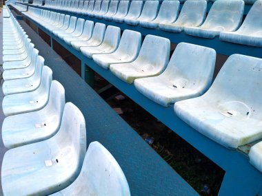 Stadyumda boş sandalyeler