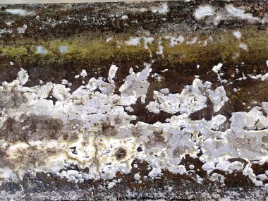 Çatlak beton duvarda çatlaklar ve çizikler var. Arka plan olarak kullanılabilir.