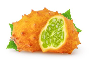 İzole kiwanolar. Bir buçuk taze kiwano kavunu meyvesi ve beyaz arka planda kırpma yolu olan yapraklar.