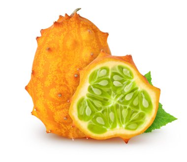 İzole kiwanolar. Tam kiwano kavun ve yapraklı dilimler beyaz arka planda kırpma yolu ile izole edilmiş.