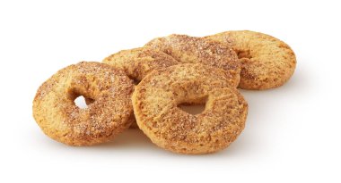 Taze kurabiyeler. Beyaz arkaplanda kırpma yolu ile izole edilmiş şeker içeren bir demet kurabiye