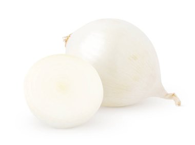 İzole soğanlar. Beyaz soğanın tamamı ve yarısı kırpma yolu olan beyaz arkaplanda izole edilmiş.
