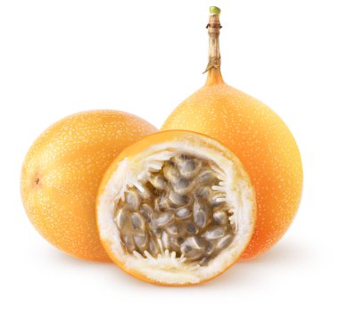 Issız granadilla meyveleri. İki koca granadilla (granadia, tutku meyvesi) ve kesme yolu ile beyaz arka planda yarı izole