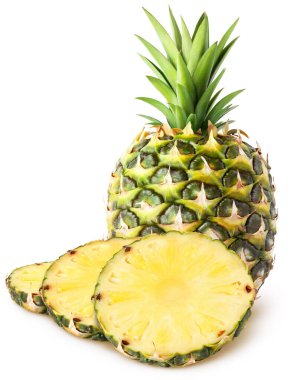 İzole edilmiş ananas meyveleri. Kesme yolu ile beyaz zemin üzerinde izole dilimler ile tam ananas meyvesi