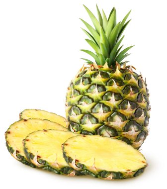 İzole edilmiş ananas meyveleri. Kesme yolu ile beyaz zemin üzerinde izole dilimler ile tam ananas meyvesi